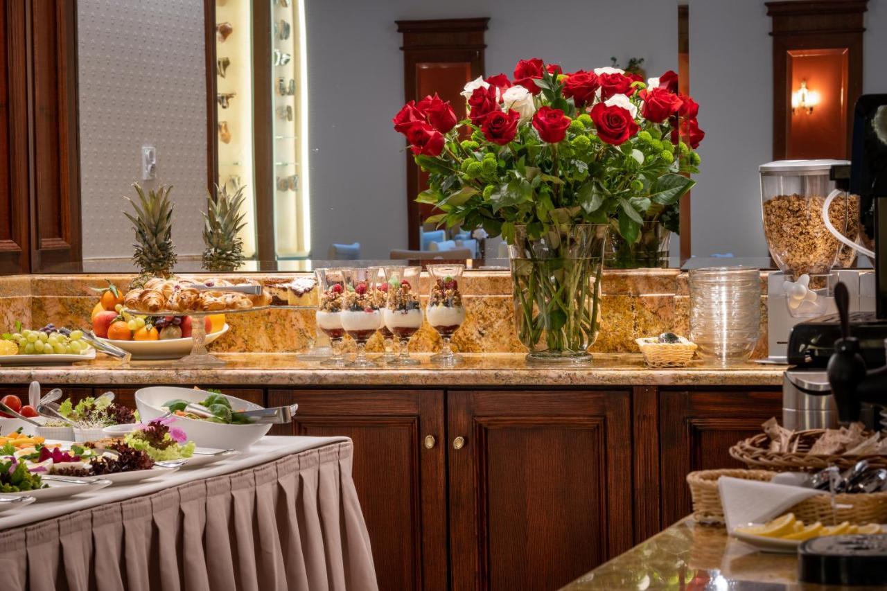 Hotel Grodek Krakow Exterior photo A buffet at a hotel